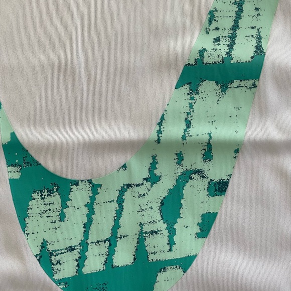 Boys t-shirt with Nike swoosh Medium NWT - Picture 2 of 3